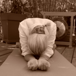 Photo d'une posture de yoga avec les mains en avant.